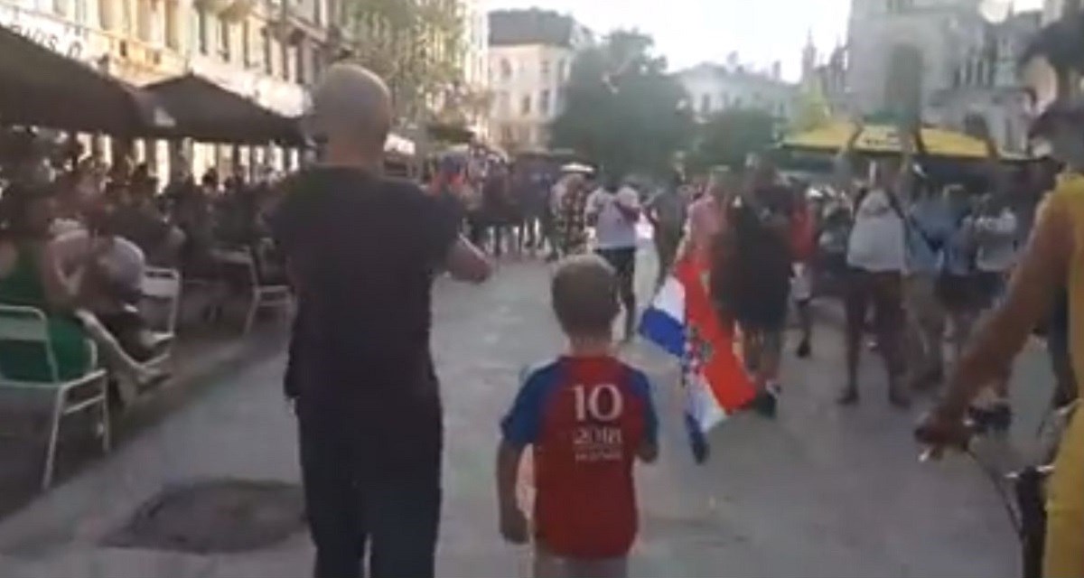 Naježit ćete se: Ovacije stotina ljudi u Bruxellesu za dječaka s hrvatskom zastavicom