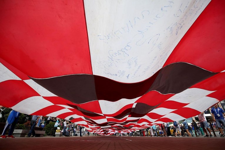 Navijači razvili hrvatsku zastavu od 96 metara preko trga u Kalinjingradu!