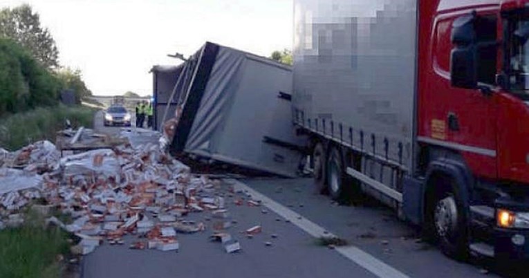 FOTO Hrvatski kamion prevrnuo se u Njemačkoj, iz prikolice ispalo 12 tona kobasica