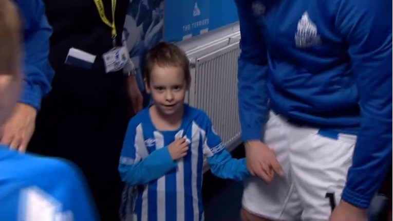 VIDEO Huddersfield oduševio Englesku prekrasnom gestom prije današnje utakmice