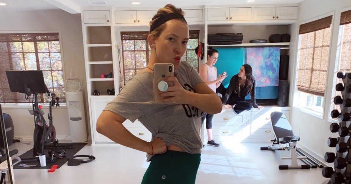 Nećete vjerovati kako slavna glumica pjeva dok vježba pilates