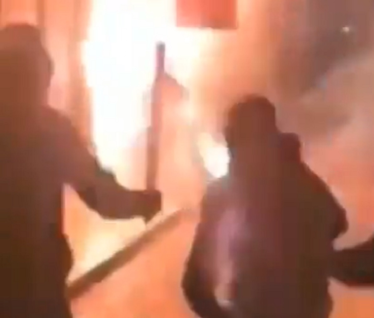VIDEO Nevjerojatno čak i za grčke huligane: Bacili bombu najvećim rivalima
