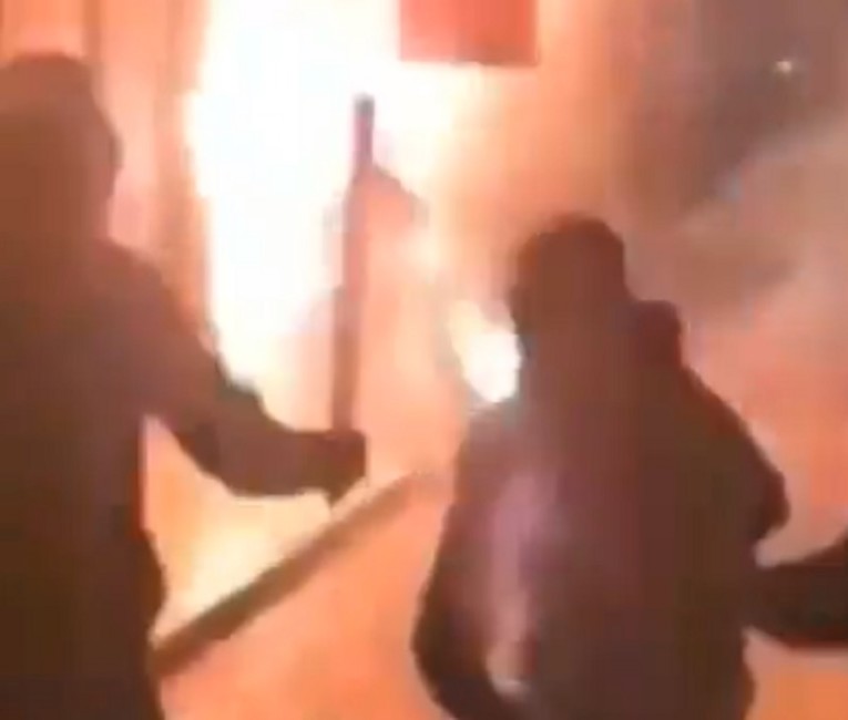 VIDEO Nevjerojatno čak i za grčke huligane: Bacili bombu najvećim rivalima