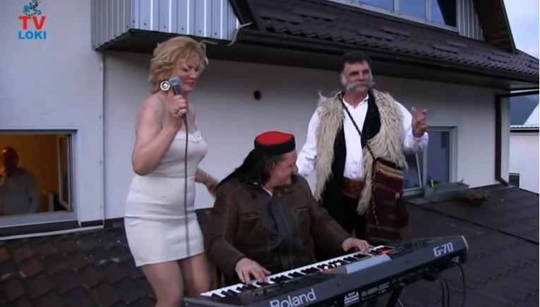Senka iz "Ljubav je na selu" 2014. pjevala na krovu Macole tijekom bizarne fešte