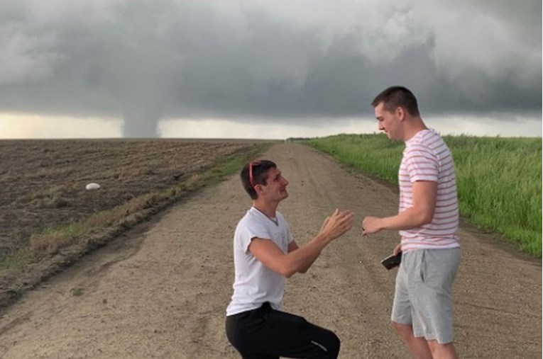 Lovac na oluje zaprosio dečka dok je iza njih bjesnio tornado