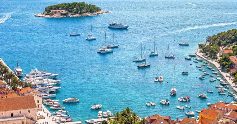 Ljepši od Santorinija i Cipra: Hrvatski otok proglasili najljepšim na Mediteranu