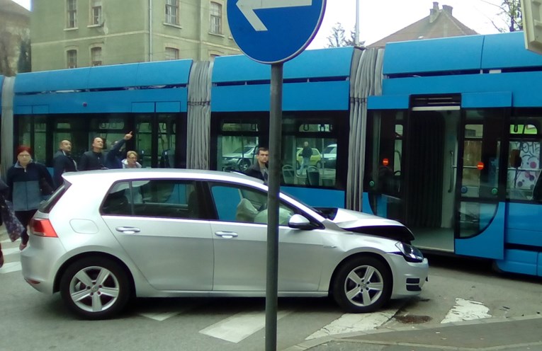 U Zagrebu se sudarili tramvaj i Golf, ulica puna stakla