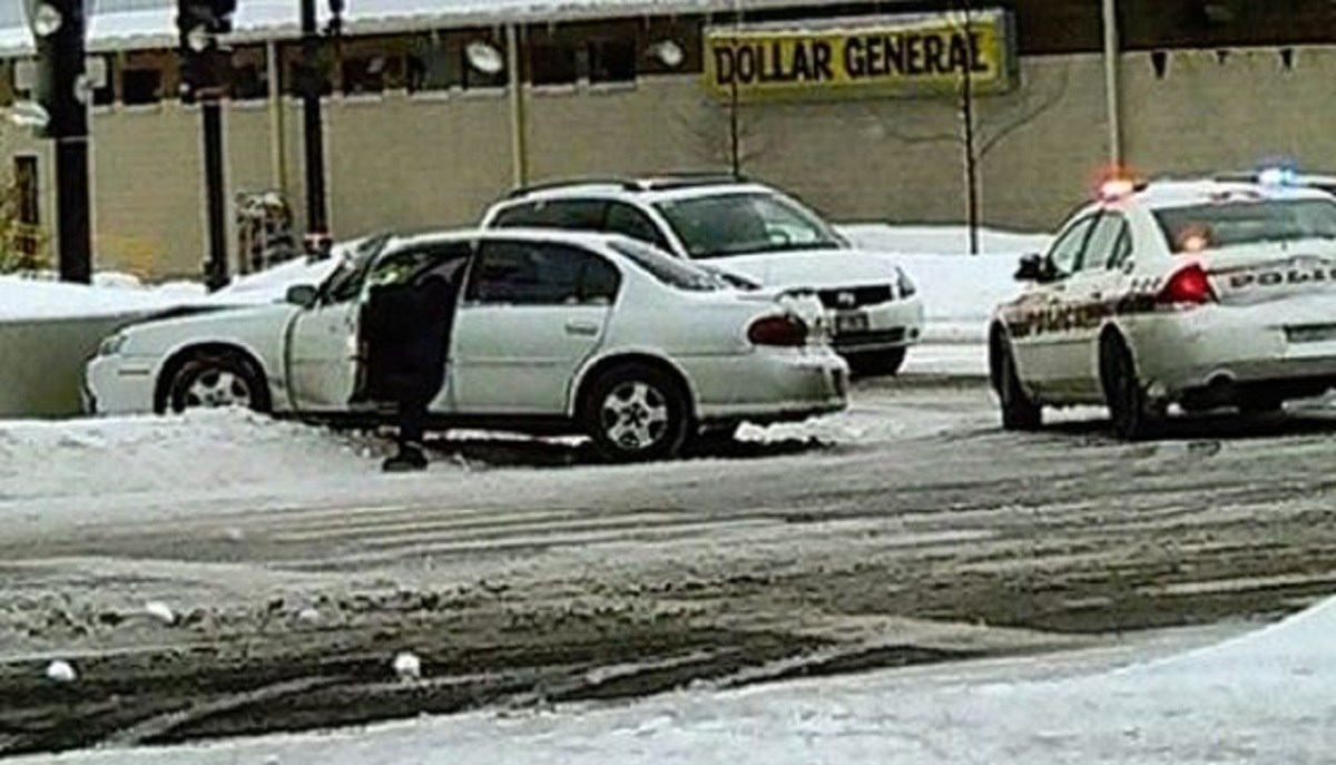 Krao auto i ostao zarobljen pa pozvao policiju