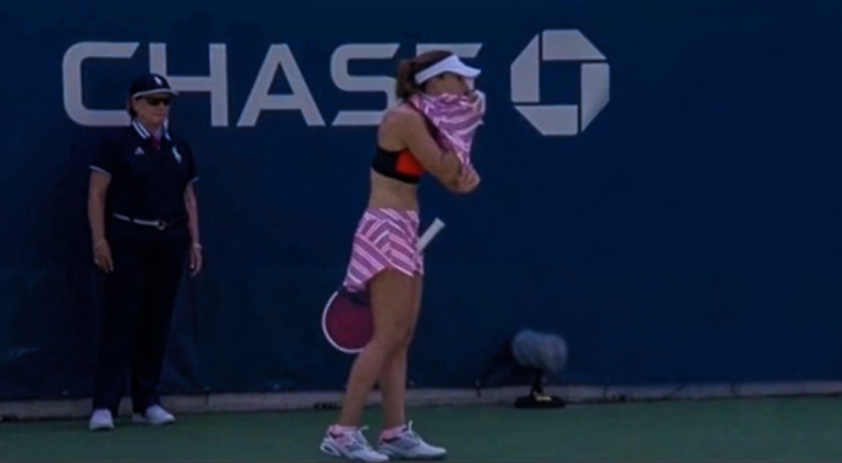 VIDEO Francuska tenisačica skinula majicu na terenu pa zaradila opomenu