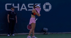 VIDEO Francuska tenisačica skinula majicu na terenu pa zaradila opomenu