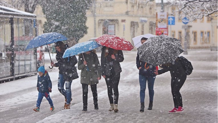 Prognostičari konačno pogodili prognozu :), snijeg je u gotovo cijeloj zemlji, i dalje pada