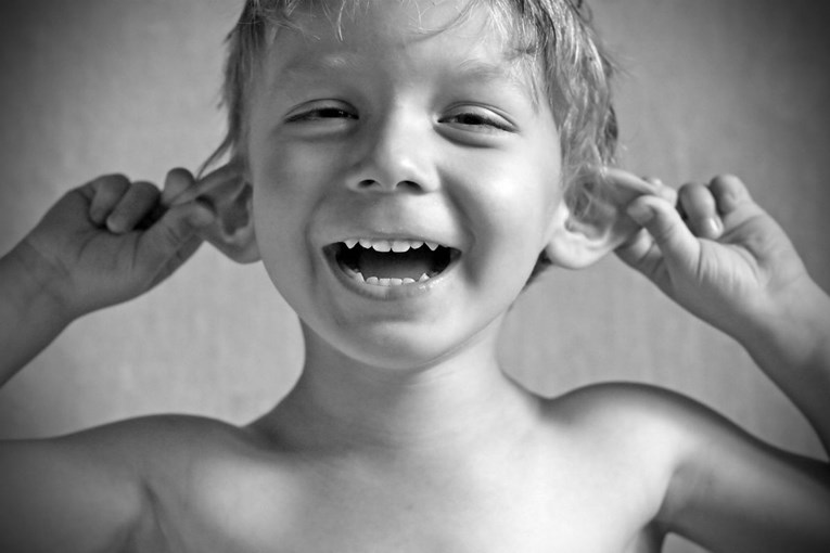 Kako prepoznati ima li dijete probleme sa sluhom (ili vas samo namjerno ne čuje)
