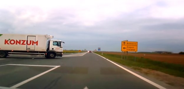 VIDEO Kamiondžija oduzeo prednost vozaču automobila kod Osijeka, nesreća izbjegnuta u zadnji čas