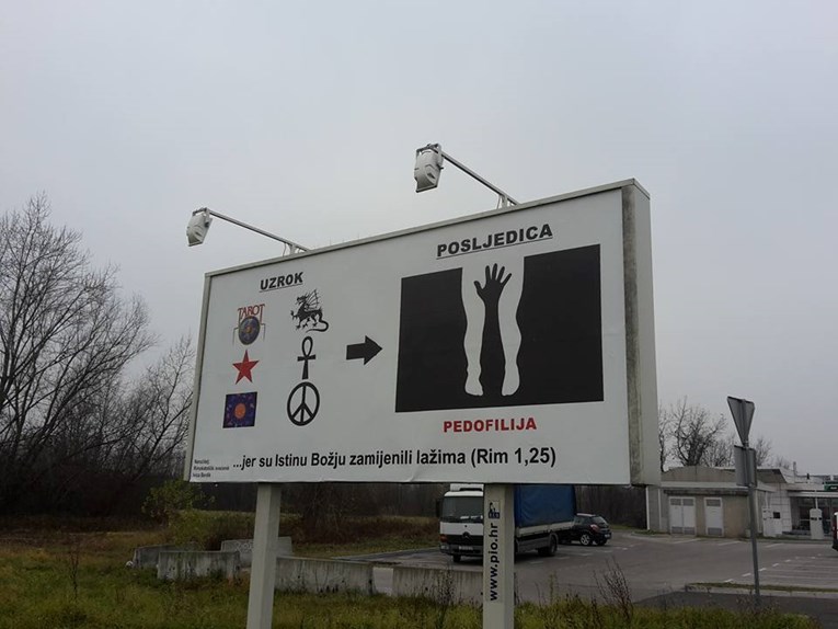 Idiotski plakat usred Zagreba: Svećenik "objasnio" što sve uzrokuje pedofiliju