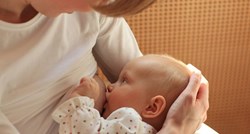 Različitim položajima protiv dojenačkih grčeva