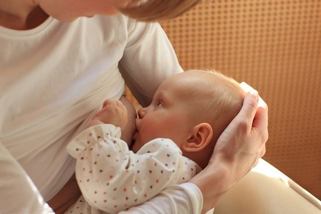 Različitim položajima protiv dojenačkih grčeva