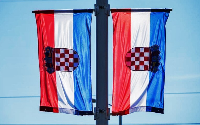 VIDEO, FOTO Usred Zagreba se vijori "jugoslavenska zastava"