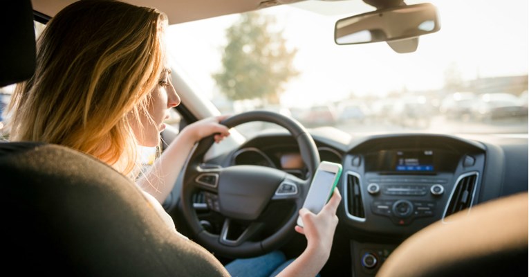 Na francuskim cestama se zabranjuje korištenje mobitela, čak i kada auto stoji