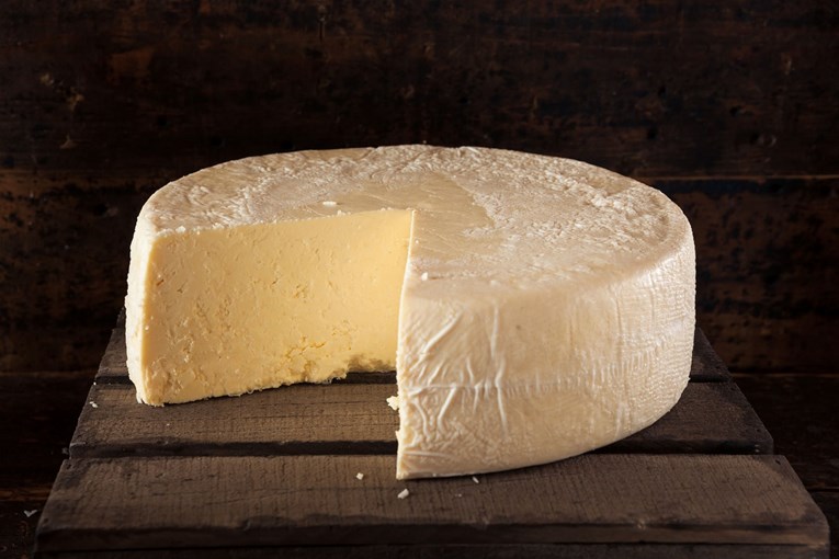 Preko 300 djece otrovalo se sumnjivim sirom u francuskim kantinama