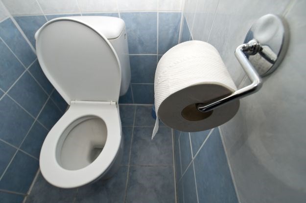 Stavljate toaletni papir na dasku u WC-u? Evo zašto odmah morate prestati s tim