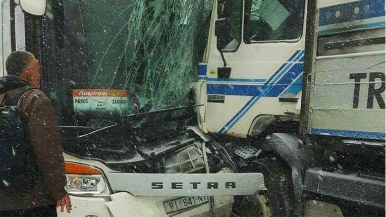 STRAŠNA NESREĆA U GORSKOM KOTARU Sudarili se autobus i kamion, 28 ozlijeđenih, vozači teško