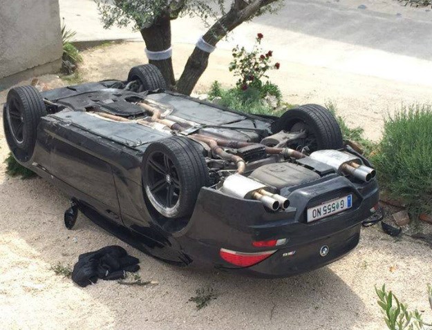 FOTO BMW M6 na Rabu proletio kroz zavoj i završio na krovu