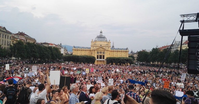 FOTO Na prosvjedu za obrazovanje 20.000 ljudi: "Hrast je u školi dobar samo za parkete!"