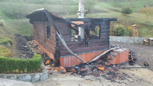 FOTO Namjerno izazvan požar uništio vikendicu karlovačkog HNS-ovca