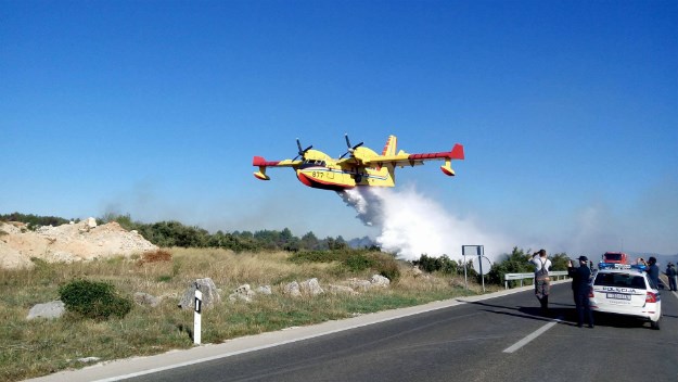 FOTO Požar buknuo nasuprot vodičkog kluba Hacienda, na terenu 15 vatrogasnih vozila i kanader