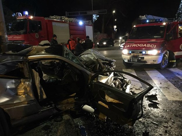 DETALJI TEŠKE PROMETNE U DUBROVNIKU Vatrogasci naletjeli na Mercedes jer su jurili na intervenciju