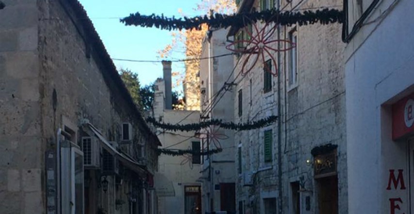 Pravoslavni Božić u Splitu, policija se parkirala pred kapelom Svetog Save