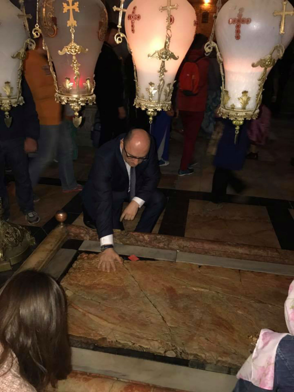 FOTO Vaso Brkić objavio slike iz Izraela, pogledajte kako dodiruje Isusov grob