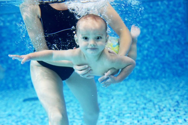 Naučiti bebu plivati prije nego je uopće prohodala lakše je nego što mislite