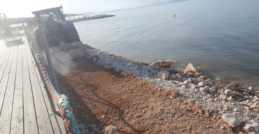 FOTO Supetar na nogama zbog devastacije plaža, vlasnik hotela: "Mi uređujemo naše plaže"