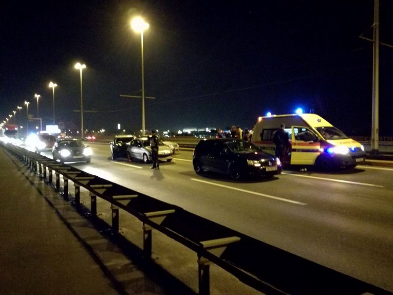 FOTO Zbog nesreće kod Jadranskog mosta promet je potpuno zakrčen, sudarila se 4 automobila