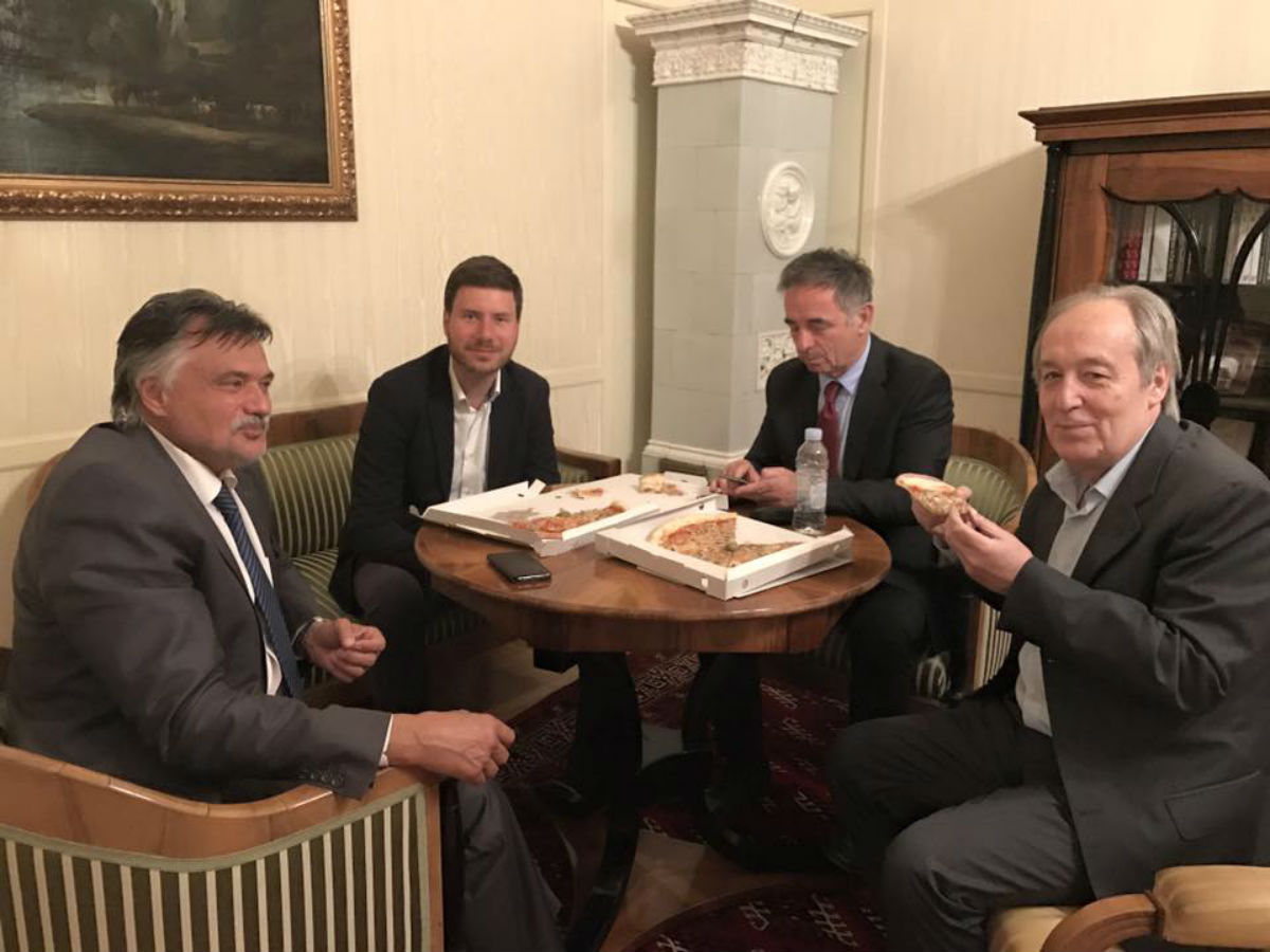 FOTO Pernar u ponoć počastio Pupovca i Radina pizzom, čini se da im je prijala