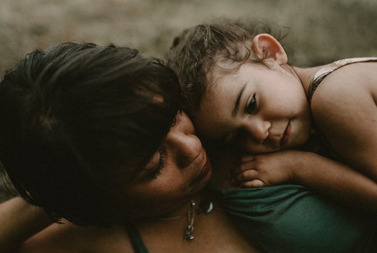 Njih dvije još uvijek uživaju u dojenju, a mama tvrdi: "Ne osjećam da nas osuđuju"