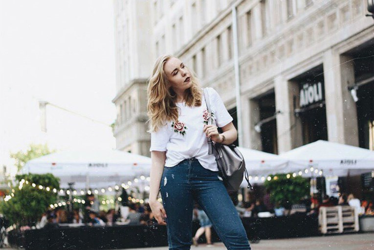 Znamo gdje kupiti bijelu majicu s ružama koja je preplavila Instagram