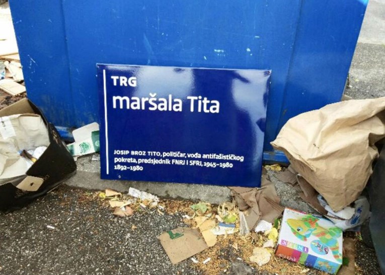 FOTO Desničari skinuli ploču s Trga maršala Tita i bacili je u smeće