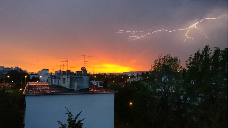 FOTO Oluja iz Istre u Zagreb je donijela i spektakularan zalazak sunca