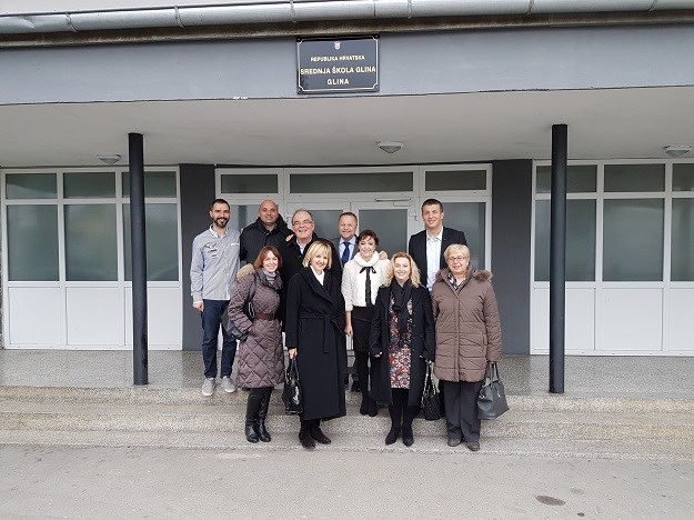 Rotary klub Zagreb Centar svečano predao donaciju opreme za Srednju školu Glina