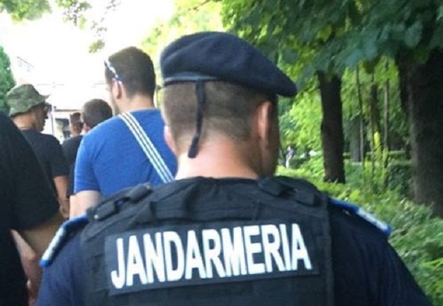 FOTO Pogledajte što su navijači Hajduka rumunjskom policajcu zalijepili na leđa