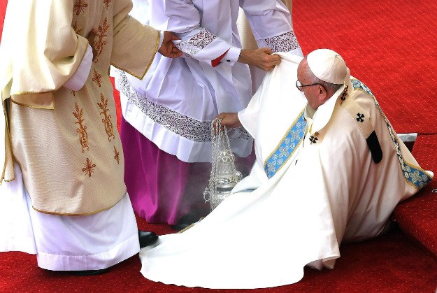 FOTO Nezgoda: Papa Franjo se spotaknuo i pao na misi u Poljskoj