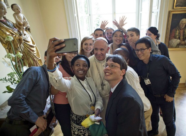 Papa Franjo mladima: Neka vam molitva bude chatanje, a evanđelje GPS