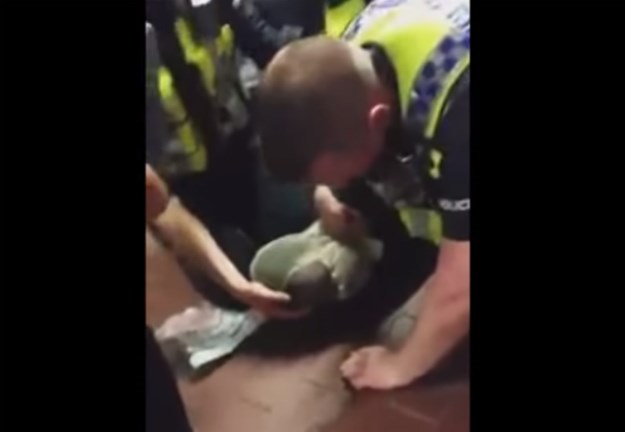 VIDEO Snimka podijelila London: Pogledajte kako policija obuzdava crnca koji se svađao s djevojkom