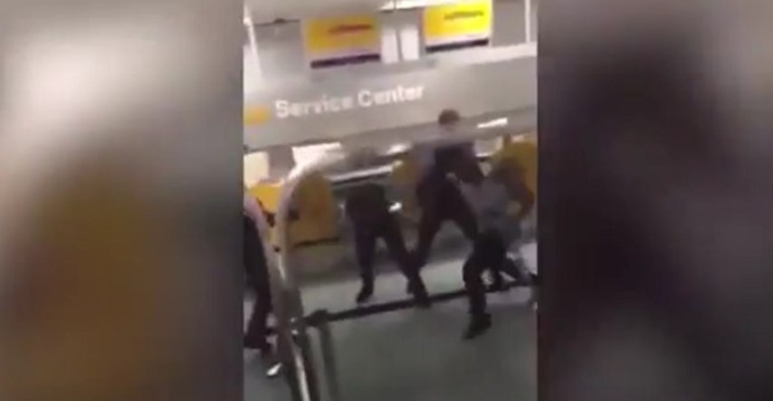 VIDEO Nervozni engleski turist zbog žene nokautirao trojicu policajaca