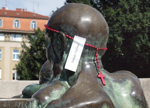 FOTO Nova akcija za slobodu Trećima: Po Zagrebu osvanule krunice s porukama