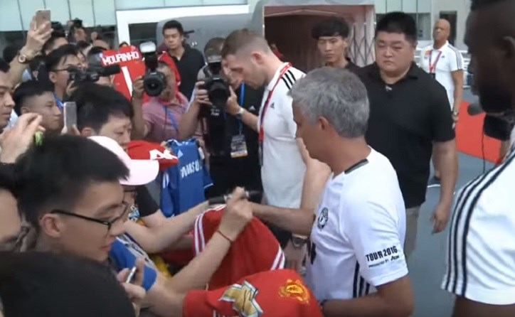 VIDEO Netko mu je na potpis podvalio dres Chelseaja, pogledajte kako je Mourinho reagirao