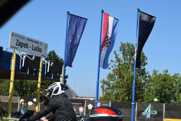 FOTO Zbog smrti radnika HAC na Lučkom izvjesio crnu zastavu