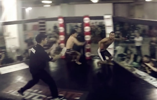 VIDEO Vjerovali ili ne: MMA borac bježao po kavezu za vrijeme borbe